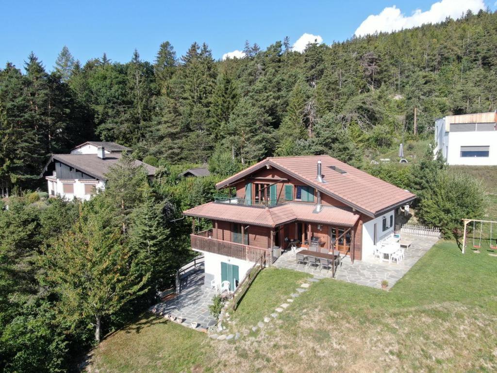 蒙塔纳New: appartement refait à neuf avec vue!的山上房屋的鸟瞰图