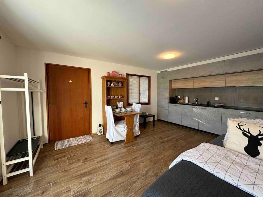 New: appartement refait à neuf avec vue!客房内的一张或多张床位