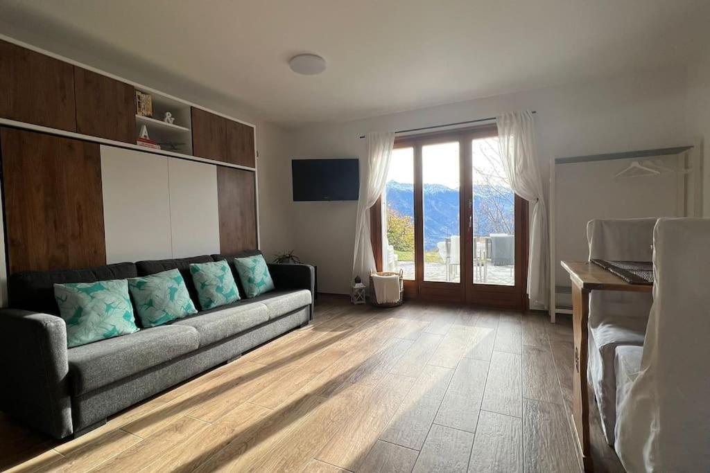 New: appartement refait à neuf avec vue!的电视和/或娱乐中心