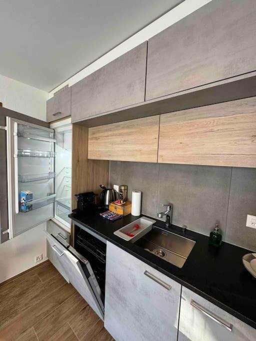 New: appartement refait à neuf avec vue!的厨房或小厨房
