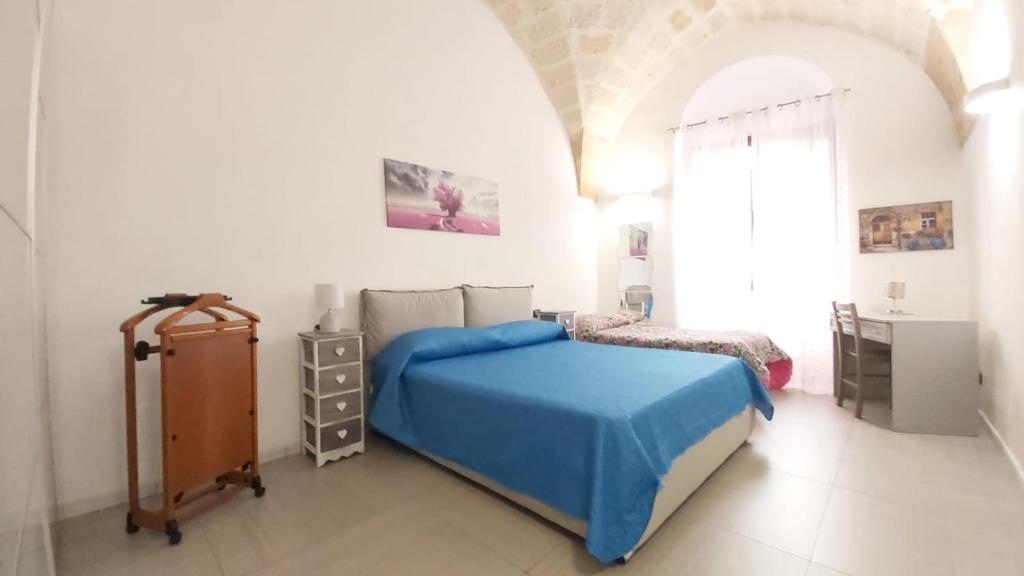 - une chambre avec un lit bleu et une fenêtre dans l'établissement Casa vacanze G&G, à Brindisi