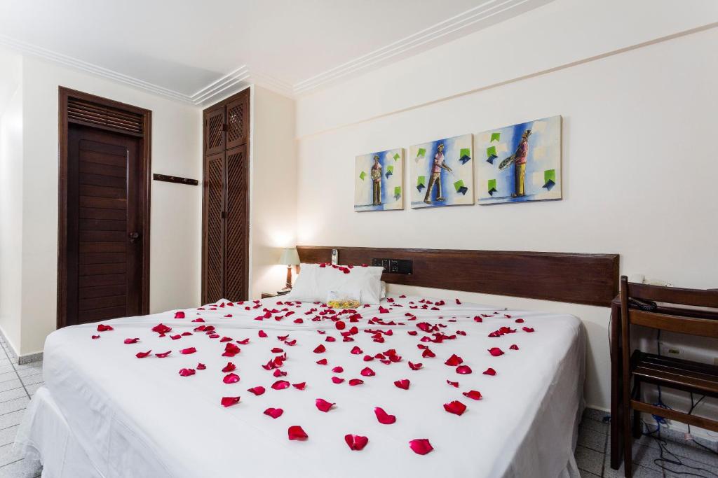 Cama ou camas em um quarto em Pizzato Praia Hotel