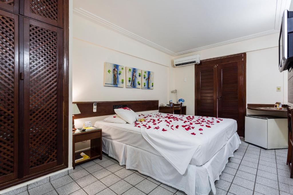 Cama ou camas em um quarto em Pizzato Praia Hotel