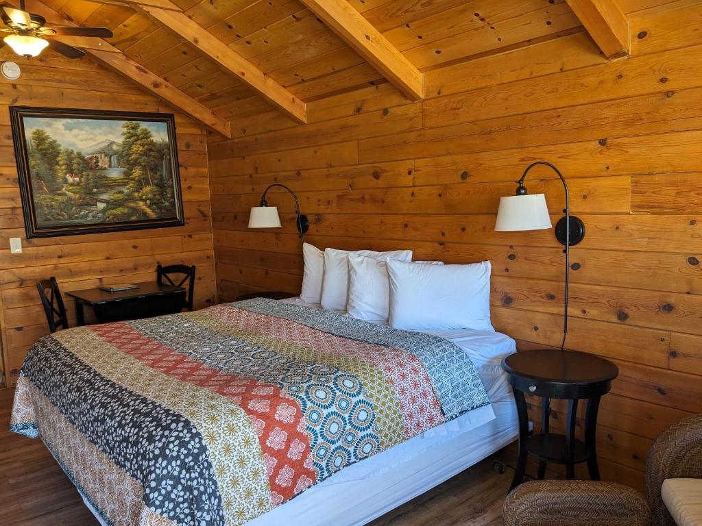 een slaapkamer met een bed in een hut bij Bryce Canyon Villas in Cannonville