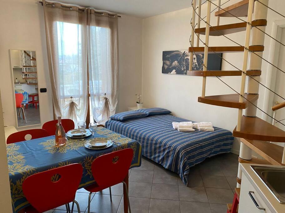 1 dormitorio con 1 cama, mesa y sillas en Casa Vacanze PETIT GARDA, en Raffa