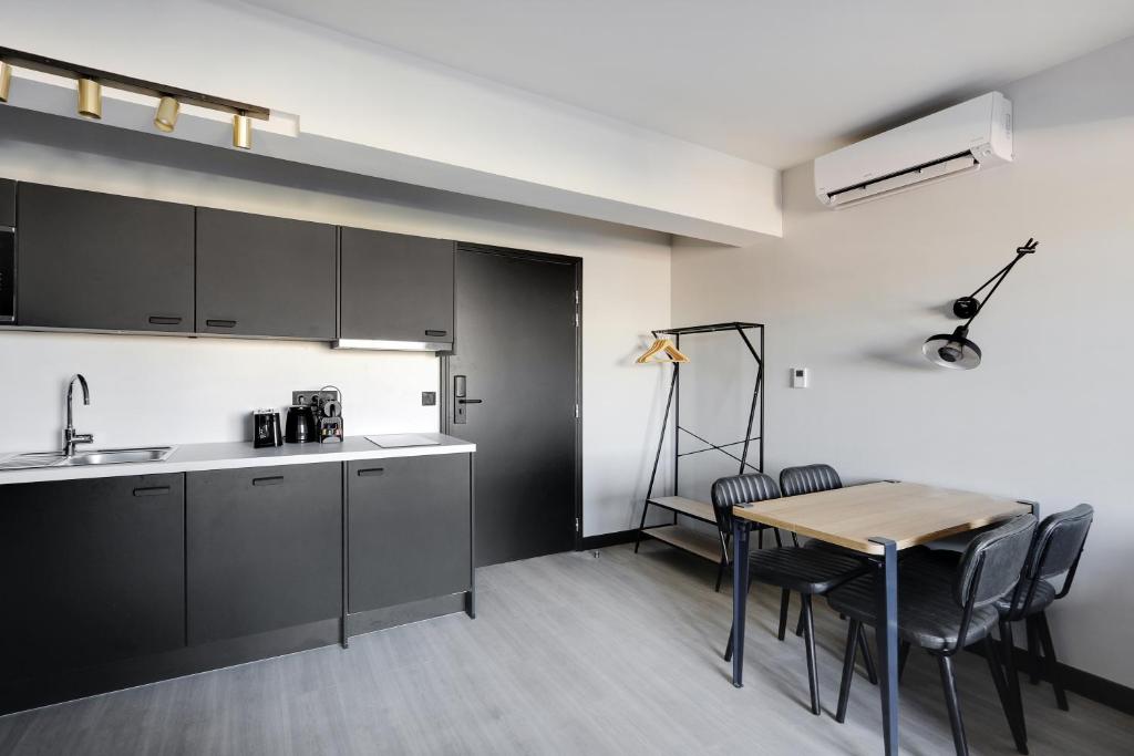 Virtuvė arba virtuvėlė apgyvendinimo įstaigoje Pick A Flat's Apartments in in Parc des Buttes Chaumonts - Rue Edouard Pailleron