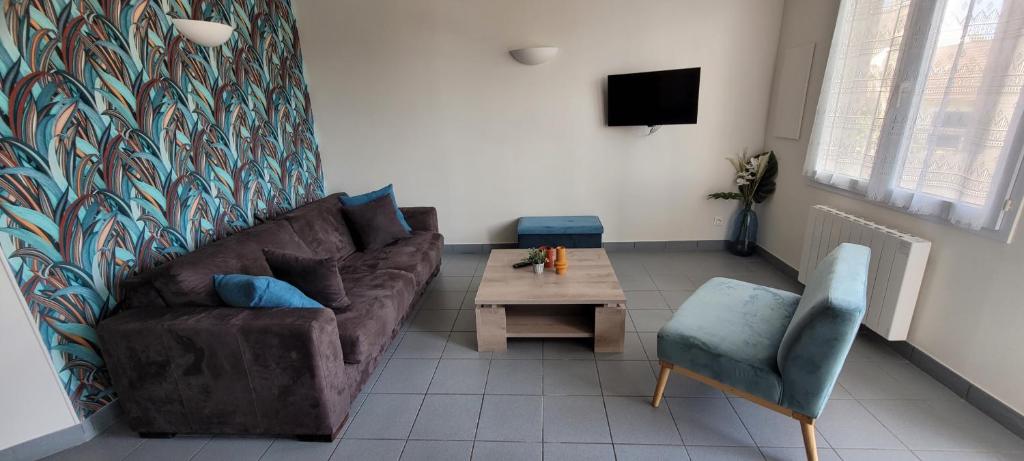 un salon avec un canapé et une table dans l'établissement T3 “Belle-île“- 50 m de la plage de Fort Bloqué/Ploemeur, à Ploemeur