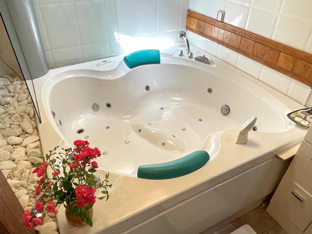 Hotel Peruskenea - Bañera de hidromasaje en Jaunsarats