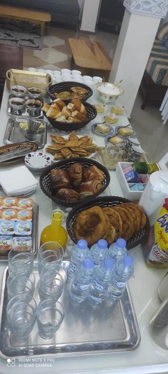 einen Tisch mit vielen Tellern und Schalen mit Lebensmitteln in der Unterkunft La rose des sables 