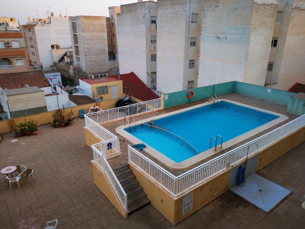 een uitzicht over een zwembad op een gebouw bij Apartamento de Raa in Torrevieja