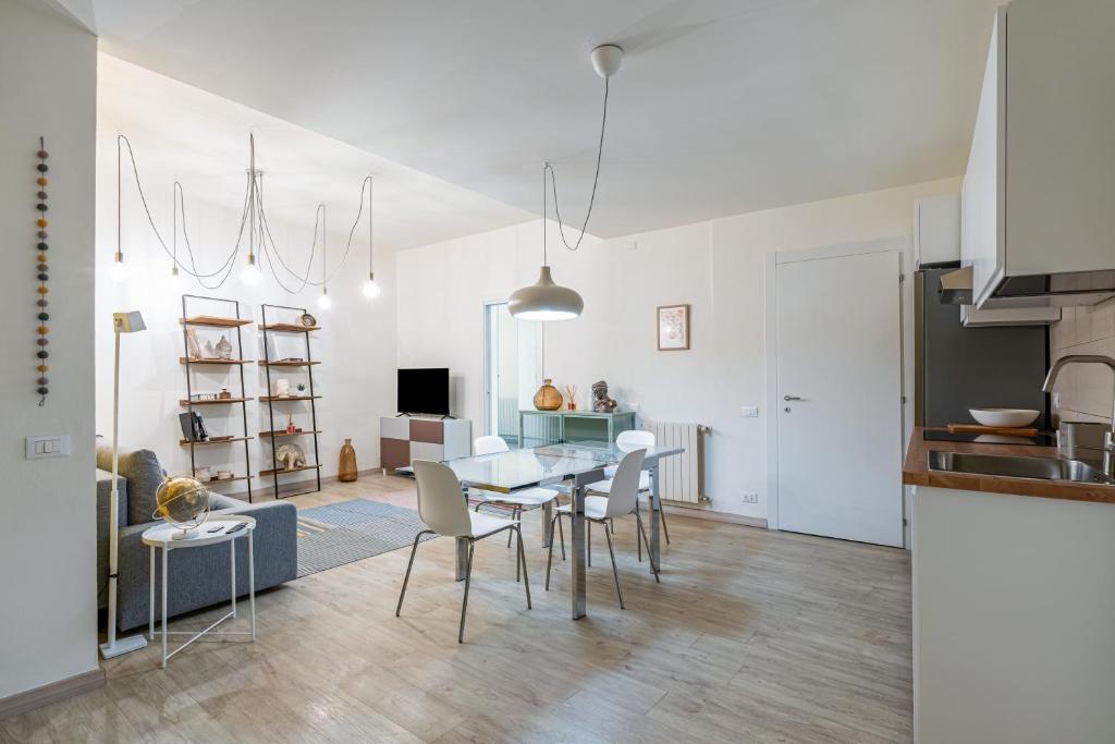una cucina e un soggiorno con tavolo e sedie di Casa San Faustino - Brescia CityCenter - by HOST4U a Brescia