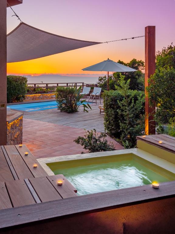 Bazén v ubytovaní Costa Paradiso Resort alebo v jeho blízkosti