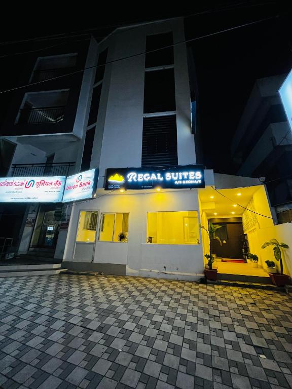 REGAL SUITES - One-Bedroom Apartment