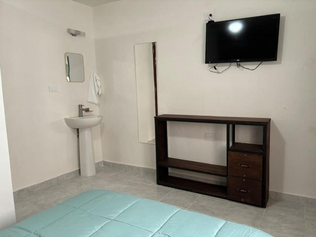 1 dormitorio con TV en la pared y 1 cama en IncreIble Hab,Centrica,Internet,Parking, en Xalapa