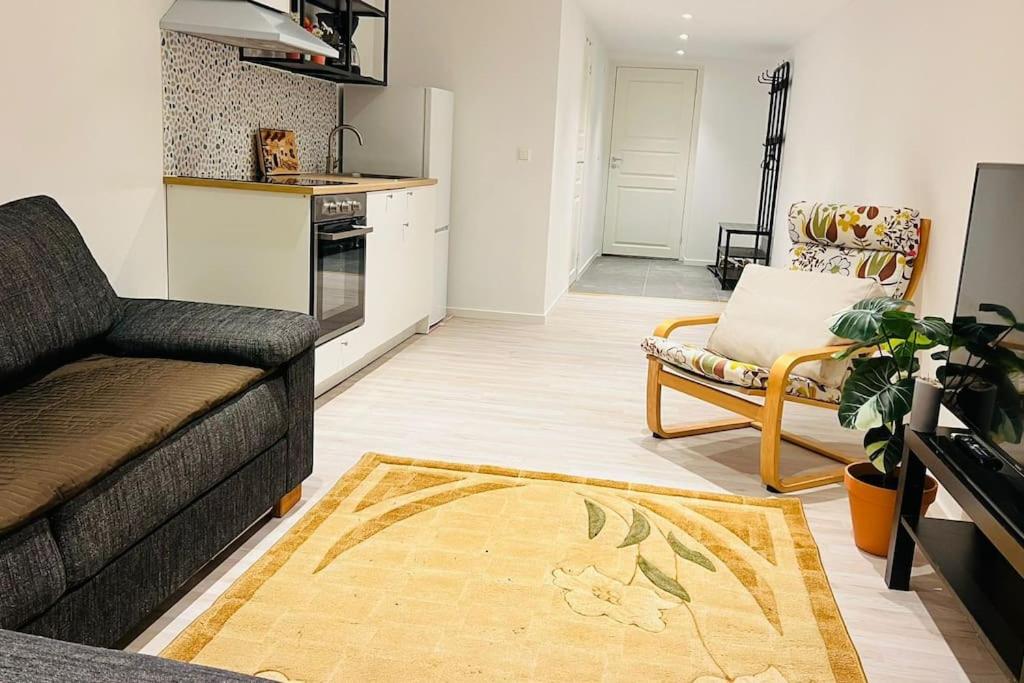 sala de estar con sofá y cocina en Newly built amazing apartment, en Järfälla