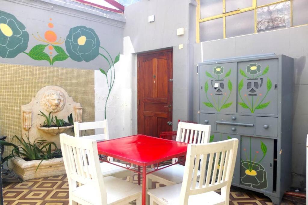 jadalnia z czerwonym stołem i 4 krzesłami w obiekcie Casa San Telmo 3030 w BuenosAires