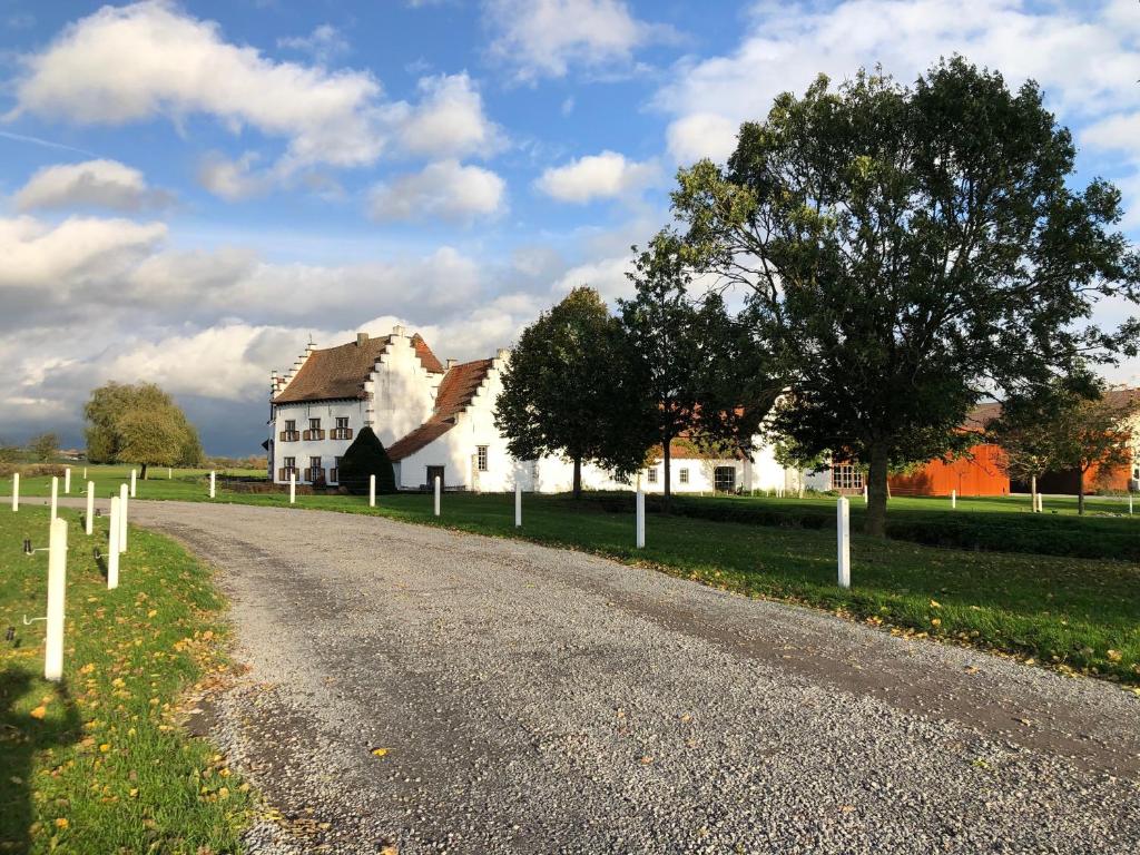 a white house on the side of a road at Ferme Delgueule in Tournai