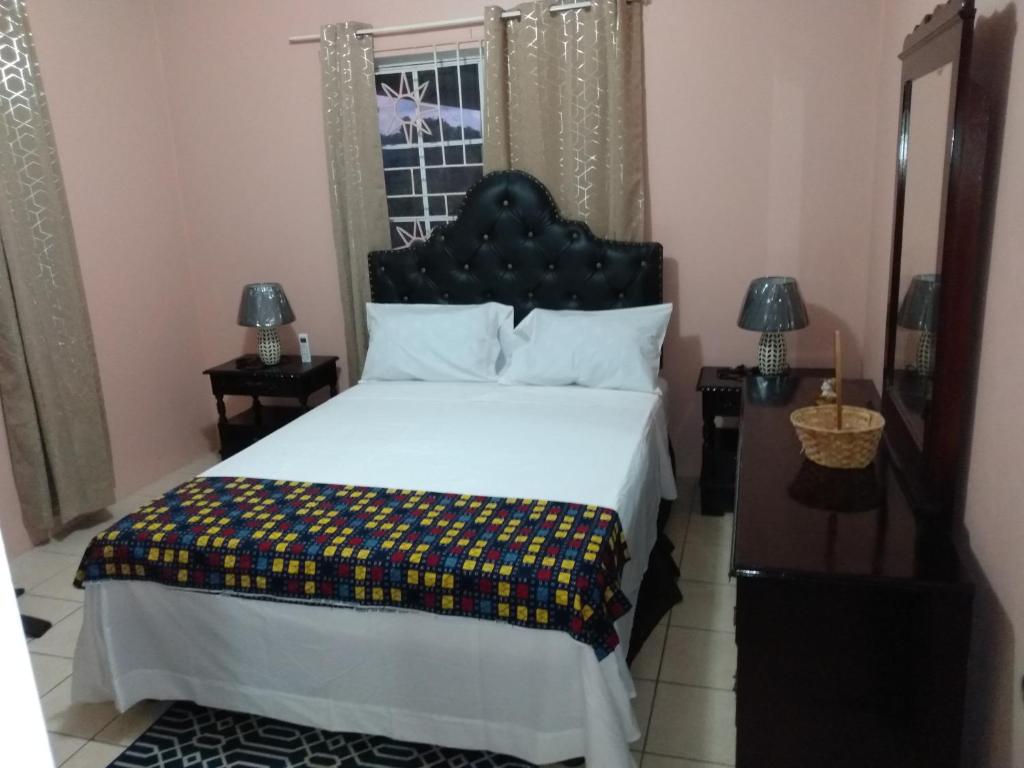 Voodi või voodid majutusasutuse Bougainvillea Palms toas