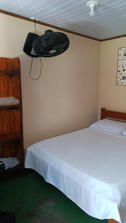 Cama ou camas em um quarto em Pousada Sobre as Ondas - ILHA DO MEL - PR
