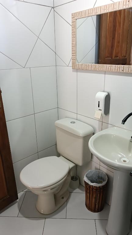 Um banheiro em Pousada Sobre as Ondas - ILHA DO MEL - PR