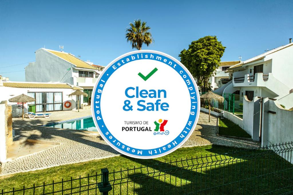 ラゴスにあるSun and Pool Apartmentの家の前の清潔安全看板