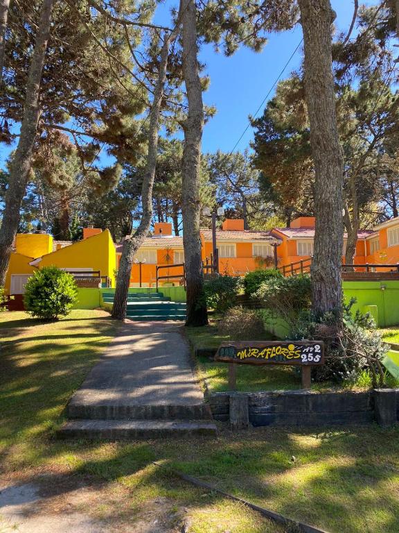 a park with trees and a bench in the grass at CABAÑA EN EL BOSQUE CENTRICA in Costa del Este
