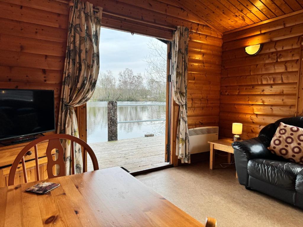 Woodlakes Park By Liv Retreats - Cedar Plus Lodge -2间卧室