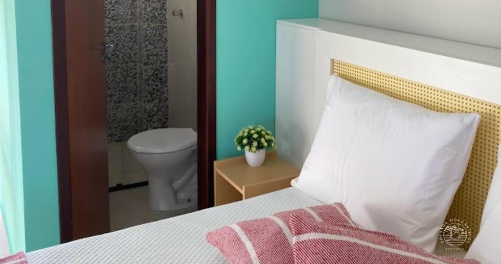 a bedroom with a bed and a bathroom with a toilet at Pousada dos Cânticos in Barra