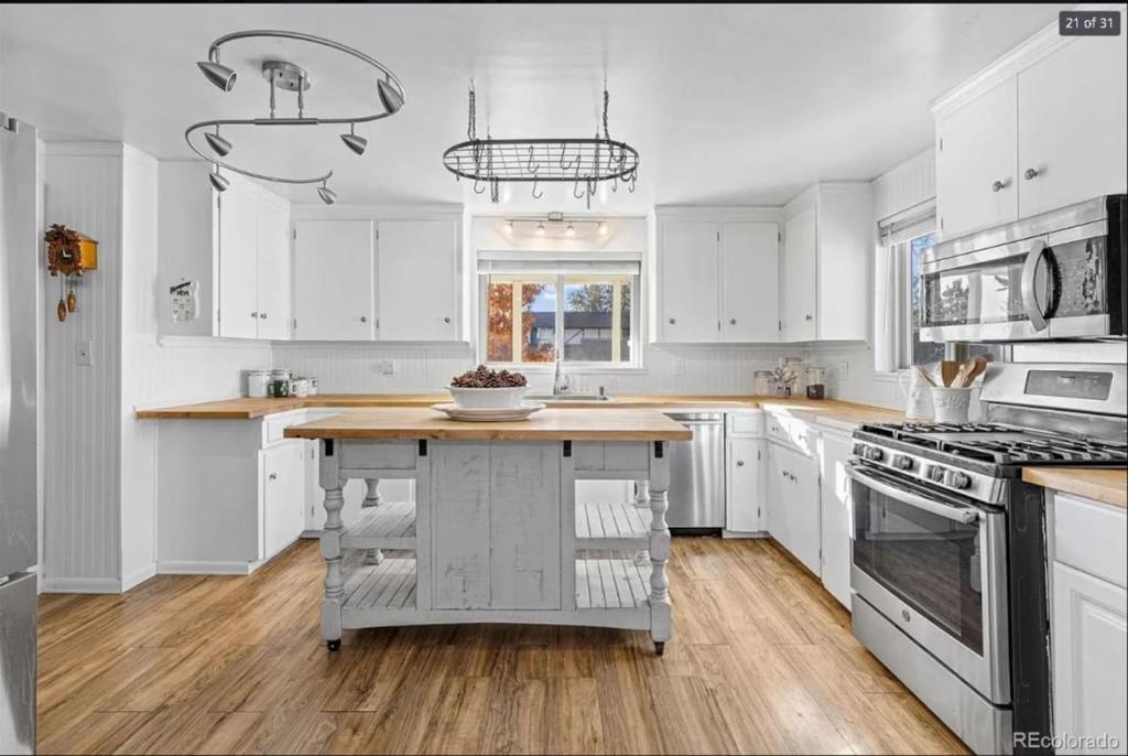 Η κουζίνα ή μικρή κουζίνα στο Sunny Beach House of Olde Town Arvada