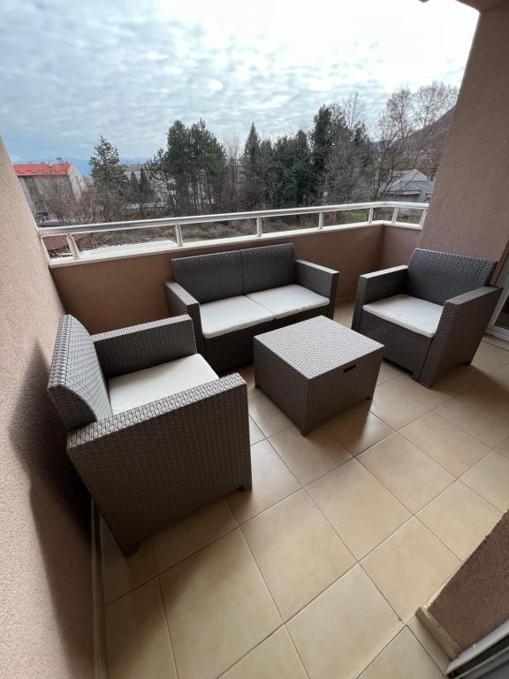 Un balcón con 2 sillas, una mesa y sillas en Downtown Apartment, en Strumica