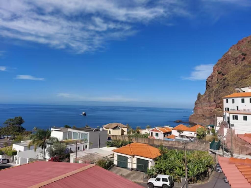 Une ville avec l'océan en arrière-plan dans l'établissement Barbara Home, à Madalena do Mar