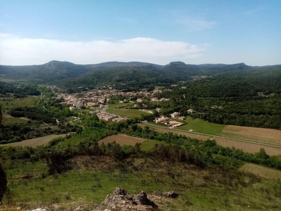 uma vista aérea de uma pequena cidade nas colinas em Le grenier du Vissou em Cabrières