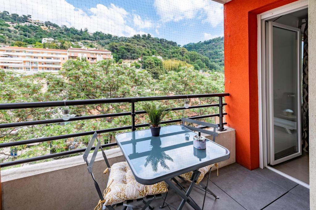 une table et des chaises sur un balcon avec vue dans l'établissement Mare E Monte T2, à Menton