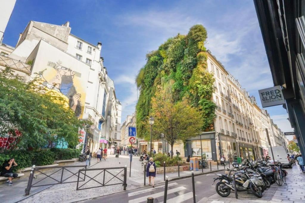 巴黎的住宿－Tiny Suite 12 D Paris’s heart!，城市中拥有建筑和摩托车的街道