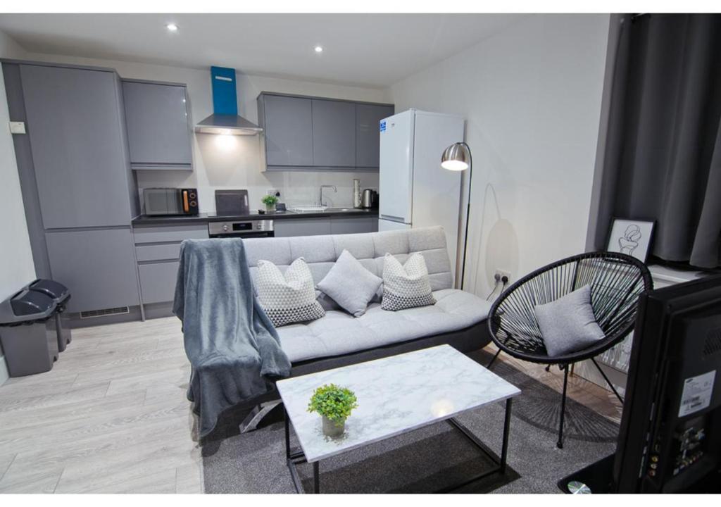 - un salon avec un canapé et une table dans l'établissement Charming 1BR flat in Maidstone, à Maidstone
