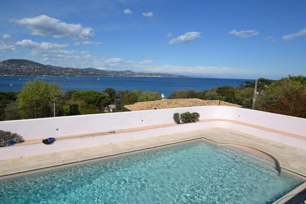 basen z widokiem na wodę w obiekcie Villa Paloma St Tropez w Saint-Tropez