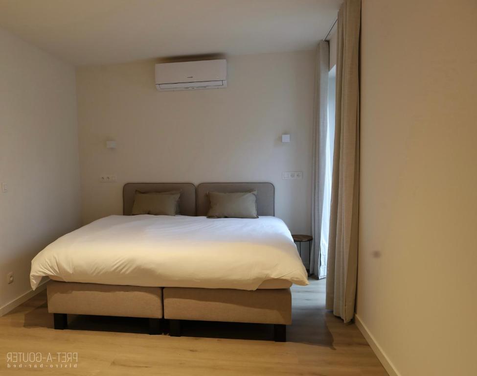 Postel nebo postele na pokoji v ubytování PRET A GOUTER bistro bar bed