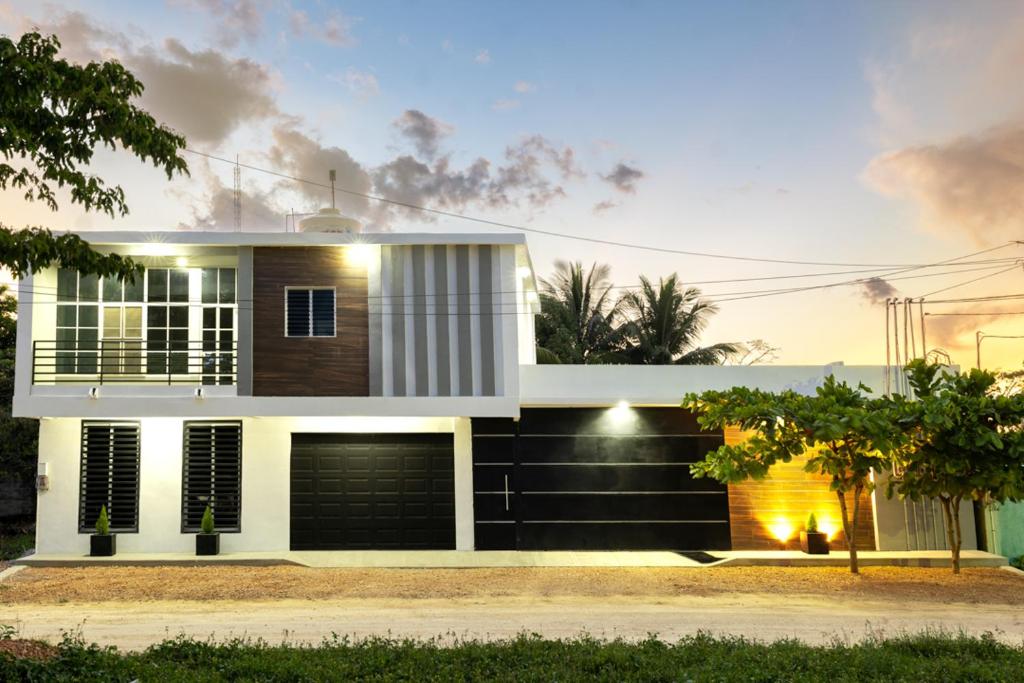 una casa con una fachada en blanco y negro en Casa Valencia 1, en Santa Elena