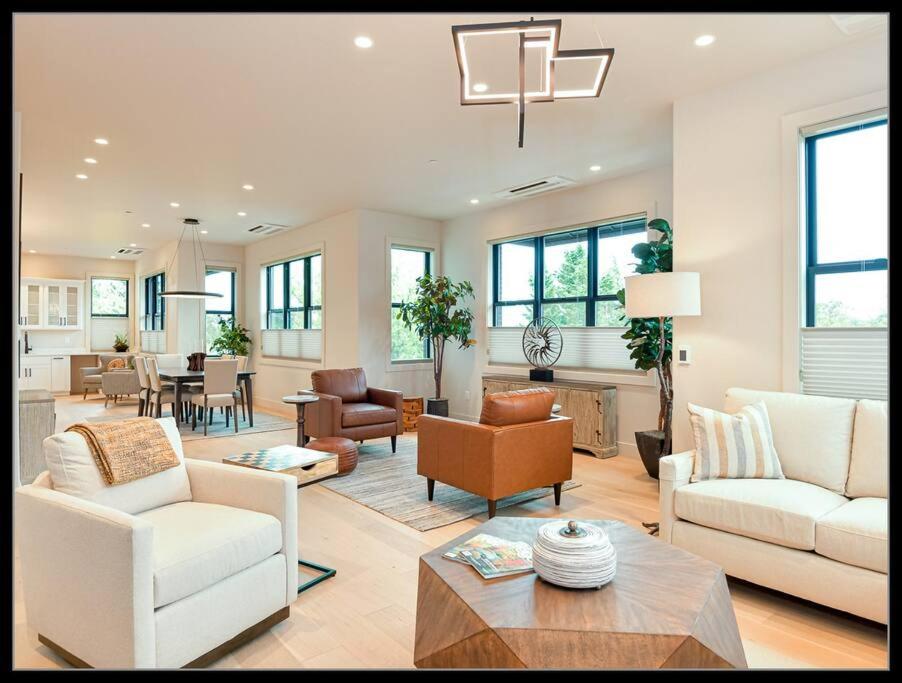 sala de estar con muebles blancos y mesa en Mahar Homes - Plaza North on First, en Ashland