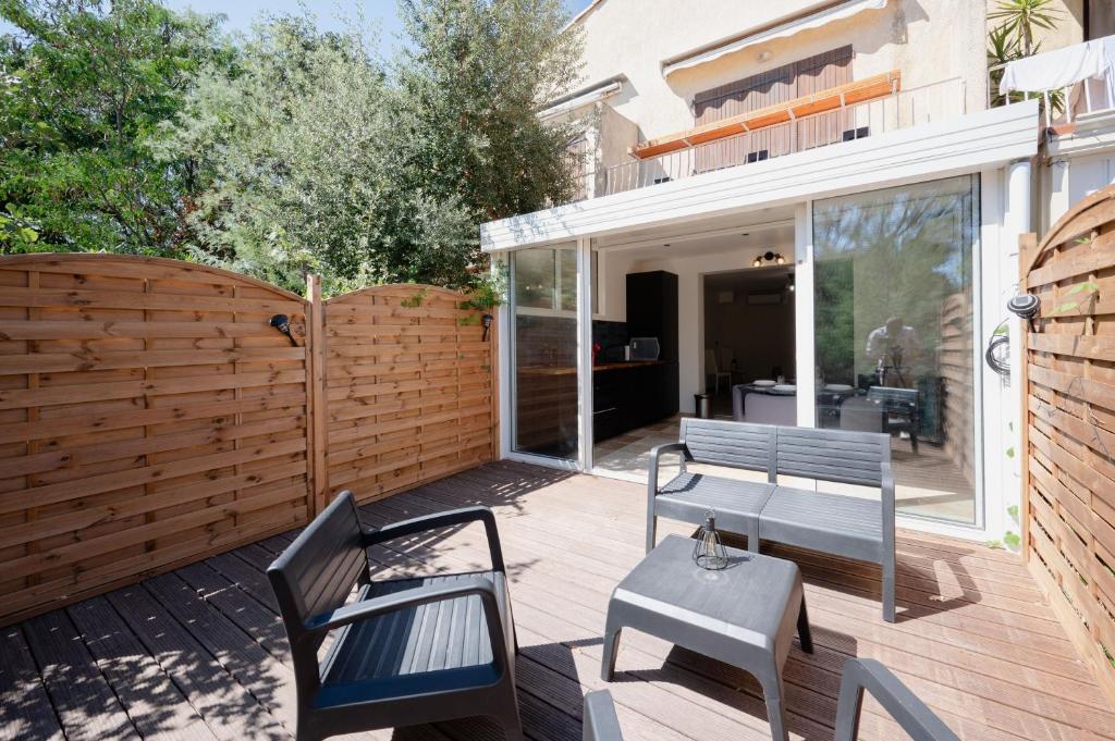 格里莫的住宿－Nid & Oasis du Golf I Appart'Conforts，庭院设有木栅栏和长凳