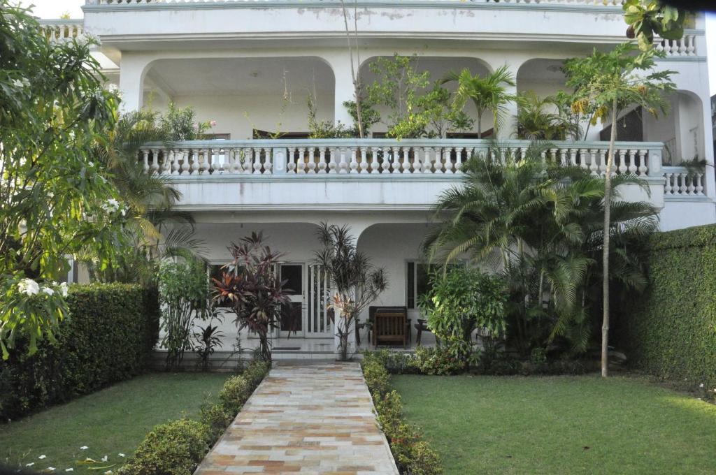 O grădină în afara Villa Etoile