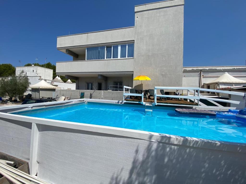 Bazén v ubytovaní Trulli in Martina Franca residence alebo v jeho blízkosti