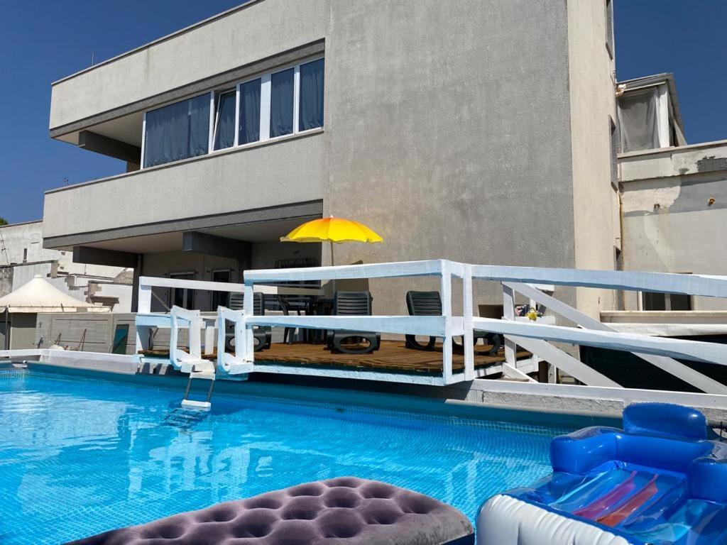Bazén v ubytovaní Trulli in Martina Franca residence alebo v jeho blízkosti