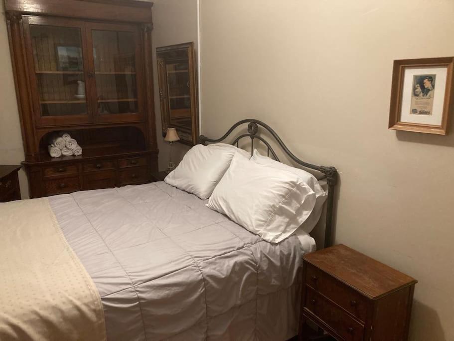 Queen Bed with Shared Bathroom in Lakeview - 2b - Housity