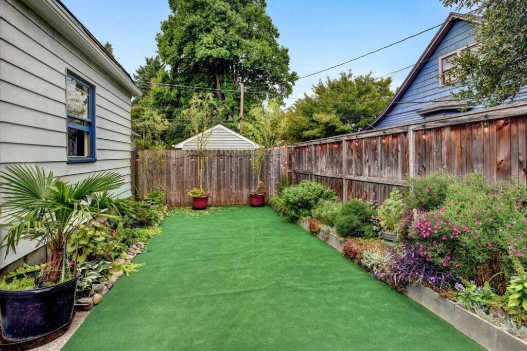 einen Hinterhof mit grünem Rasen in der Unterkunft Tandem House - 3 Bedroom SE Portland Gem! in Portland