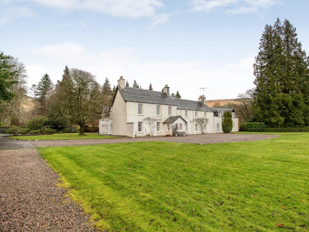 a large white house with a large grass yard at 6 Bed in Kinlocheil CA139 in Fassfern