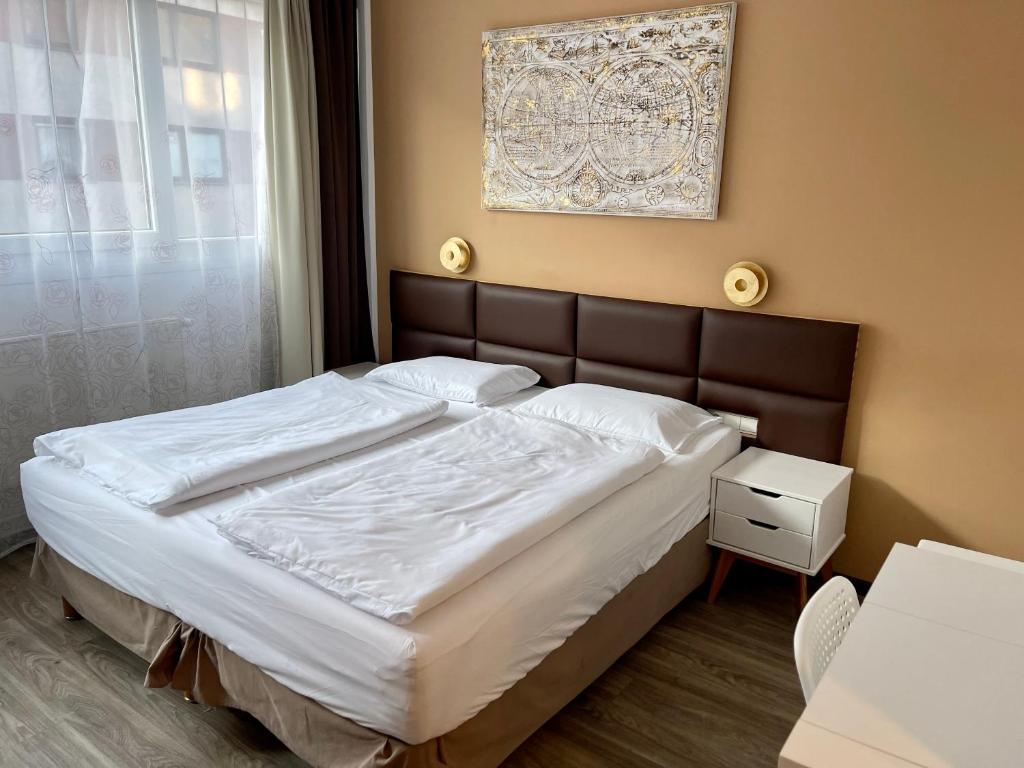 ein Schlafzimmer mit einem großen Bett mit weißer Bettwäsche in der Unterkunft Stylish home near city center in Wien