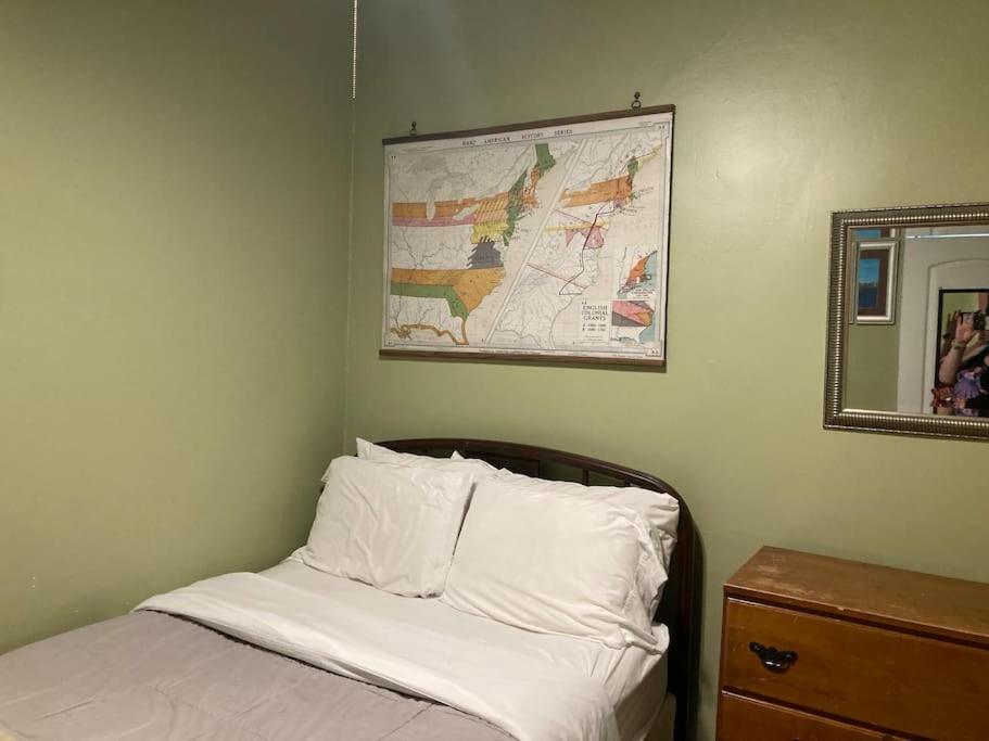 Een bed of bedden in een kamer bij Private room with full size bed in Lakeview - 3c