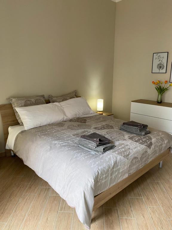 una camera da letto con un letto e asciugamani di A Casa di Katia a Collegno