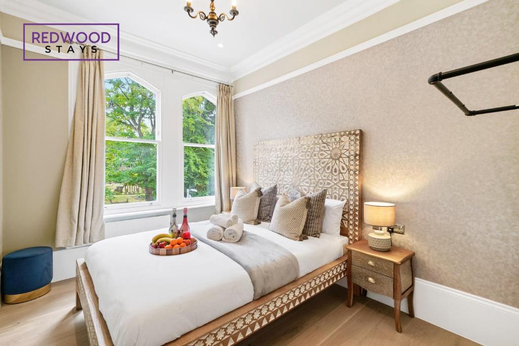 a bedroom with a bed with a bowl of fruit on it at Top Quality 2 Bed 1 Bath Apartments For Contractors By REDWOOD STAYS in Reading